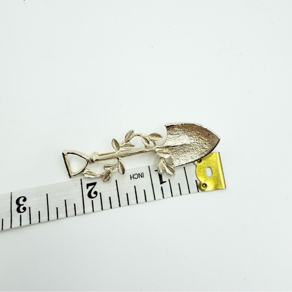 Vtg 1981 Sarah Coventry Gold Tone Gold Diggers Garden Shovel Award Brooch Pin - Picture 6 of 6